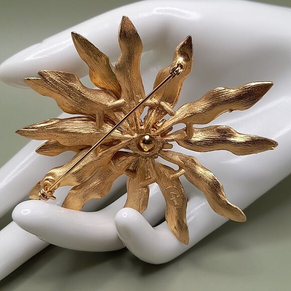 VTG Capri Signed Modernist Gold Tone Clear Rhinestones Enamel Poinsettia Brooch - Picture 5 of 10
